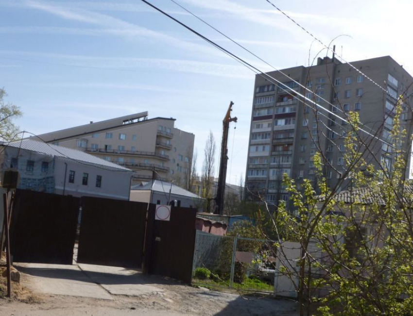 Воронежские строители продолжают шуметь с «зубодробительной» силой, несмотря на решение суда