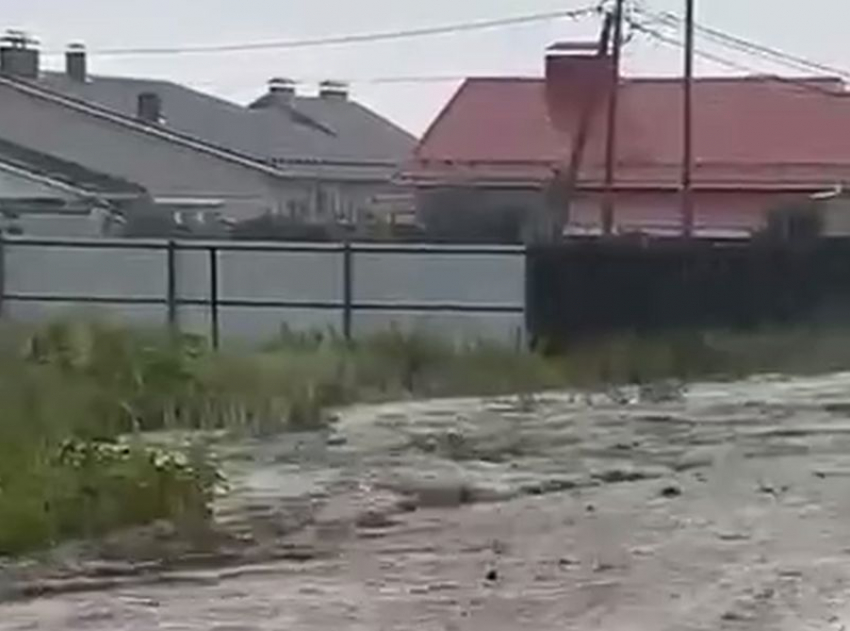 Мощнейший потоп из-за застройки многоэтажками сняли на видео на окраине Воронежа