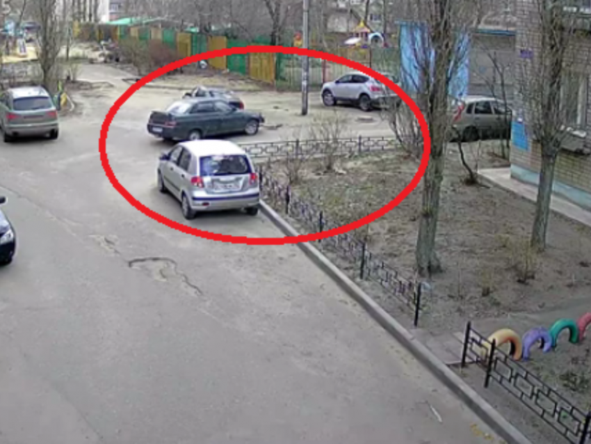 Фатальный поворот: легковушка дерзко подвинула припаркованную машину и попала на видео в Воронеже 