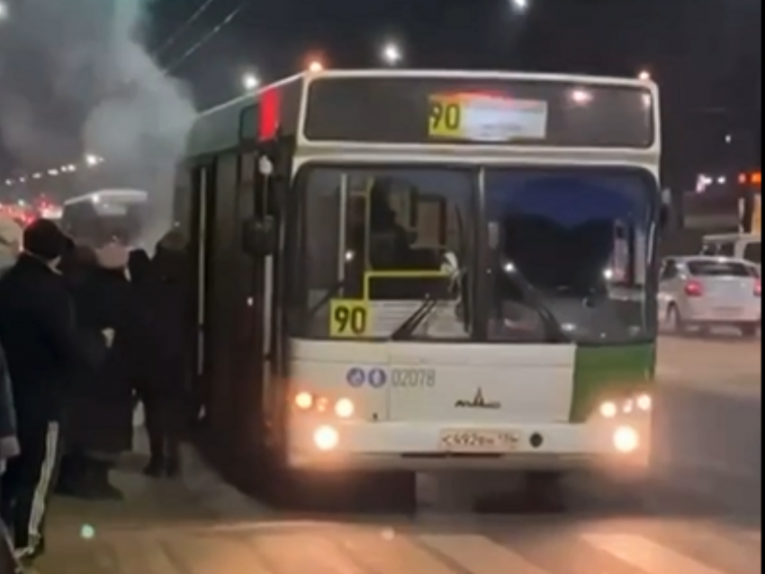 Автобус с пассажирами задымился на остановке в Воронеже