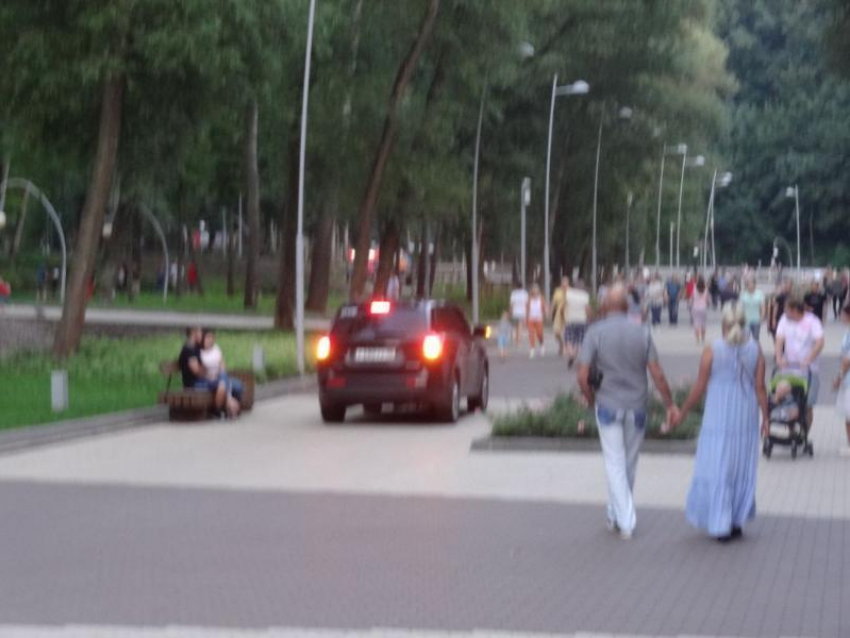 Машина похвасталась превосходством перед толпой в парке Воронежа