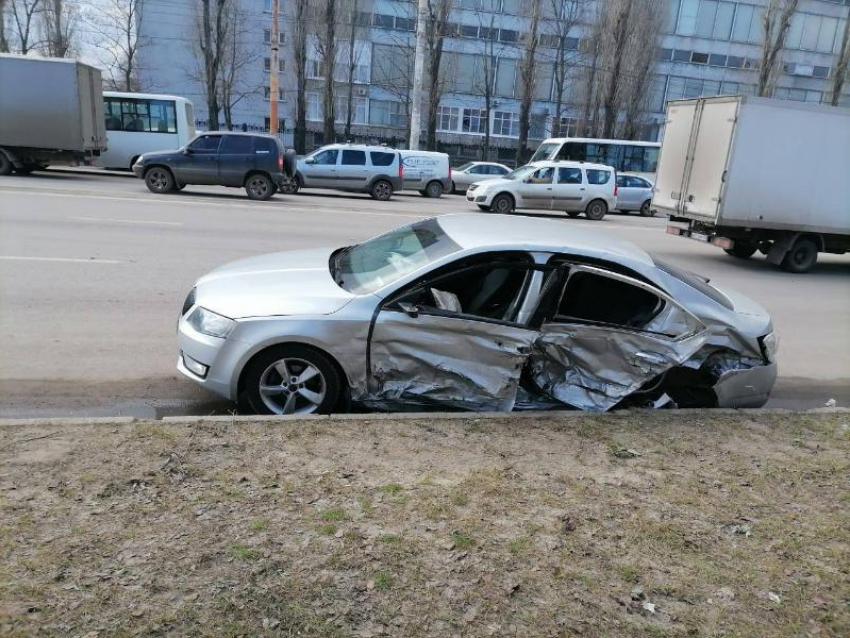 В страшной аварии на левом берегу Воронежа погибла женщина и пострадали двое детей