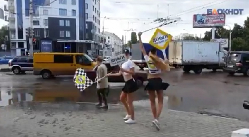 Модели в откровенных нарядах устроили зажигательные танцы в центре Воронежа