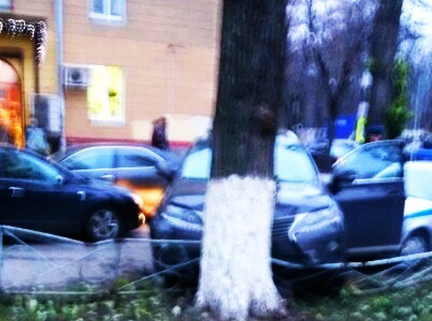 В центре Воронежа неадекватная барышня на «Лексусе» впечаталась в дерево у медуниверситета