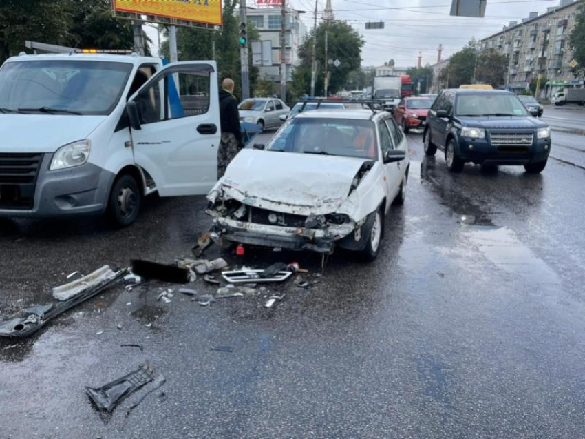 Женщина устроила ДТП с популярной маршруткой в Воронеже 