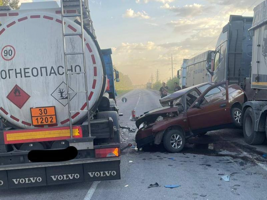 Легковушку смяло при столкновении с фурой с прицепом в Воронежской области