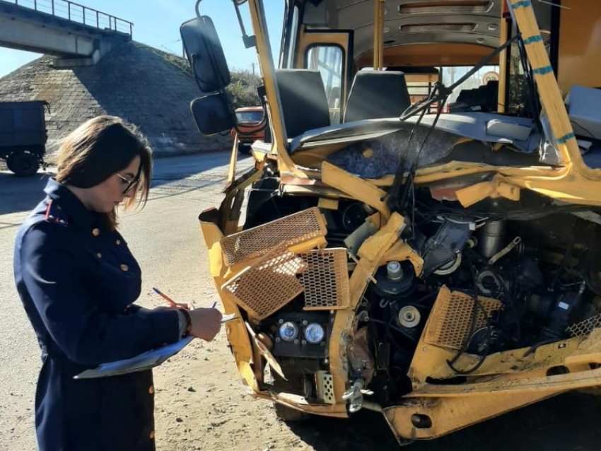 Еще больше пострадавших: воронежский СК начал проверку после налета школьного автобуса на огромный ковш 