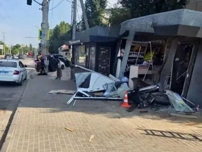 Водитель протаранил торговый киоск и сбежал в Воронеже 