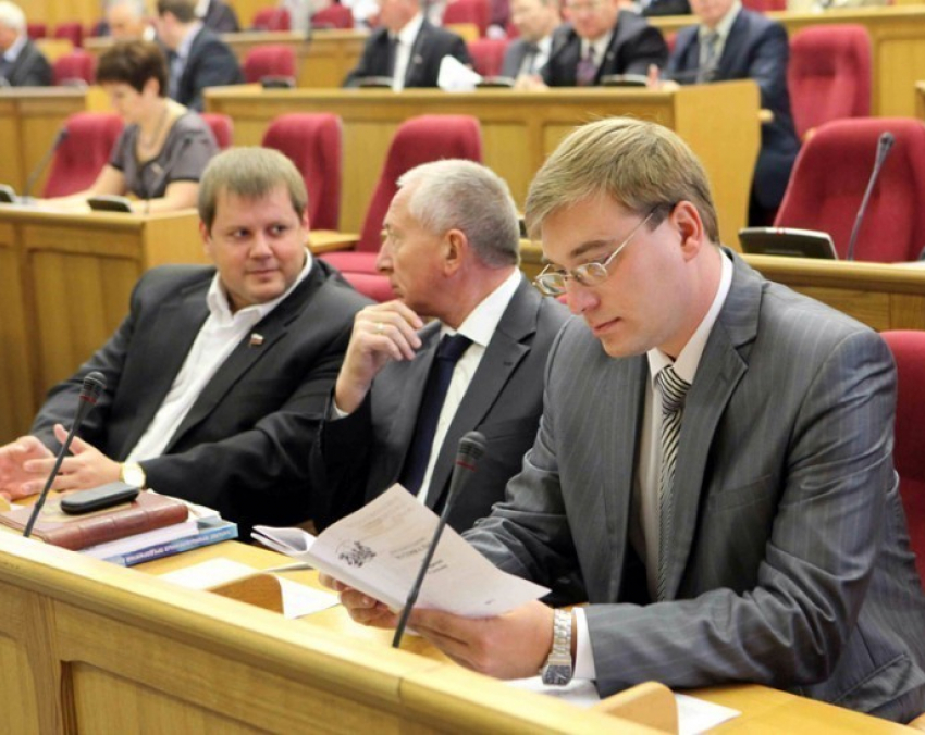 Воронежские депутаты, пришедшие послушать отчет Алексея Гордеева, не смогли задать ему свои вопросы