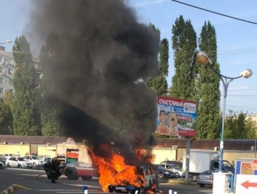 Опубликовано видео с мощно горящей LADA на парковке в Воронеже