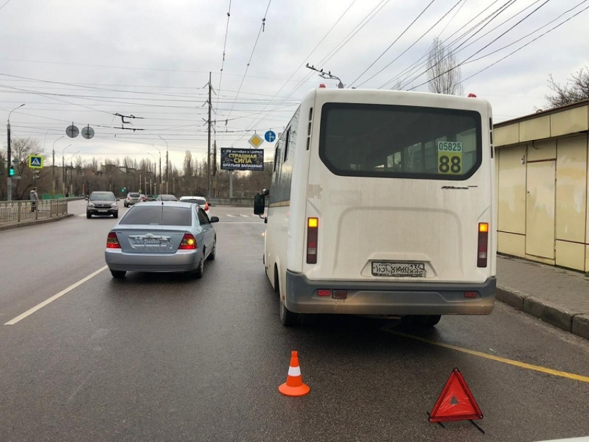 Стало известно, что пенсионерку сбил автобус №88 у остановки в Воронеже