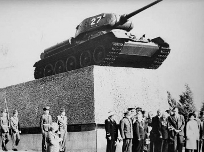 41 год назад открыли памятник танку Т-34 на юго-западе Воронежа