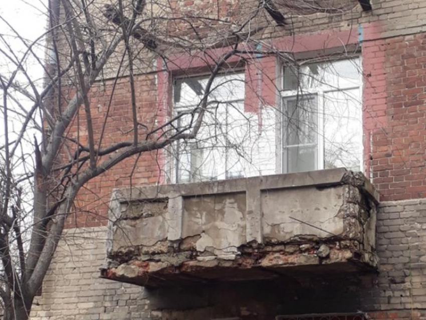 Жителей дома с разваливающемся балконом начали футболить по инстанциям в Воронеже