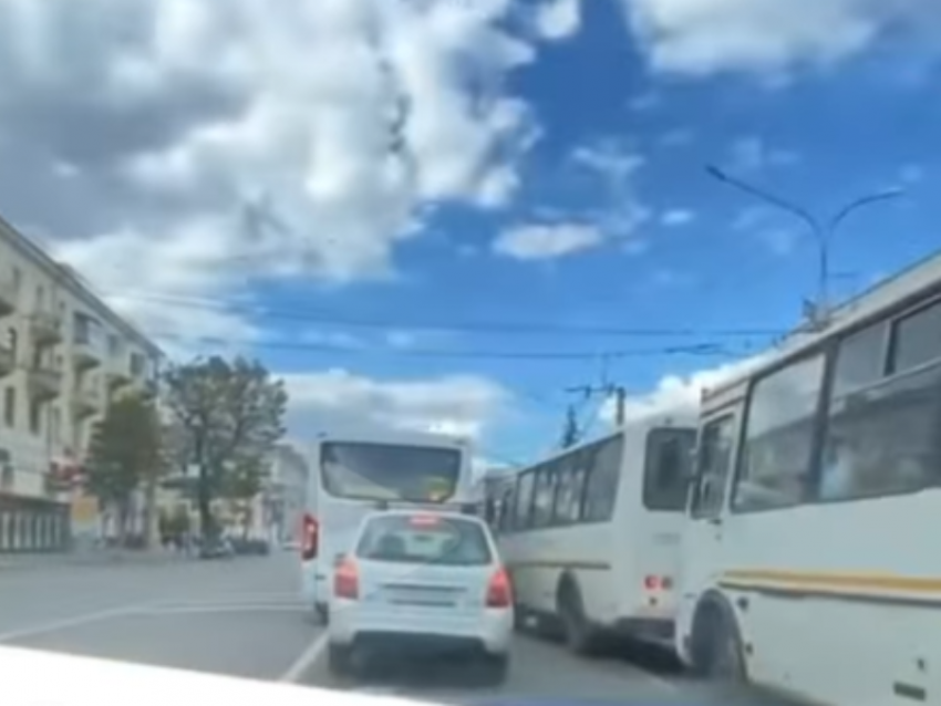 Фиаско выделенки: автобусы встали глухой стеной в центре Воронежа