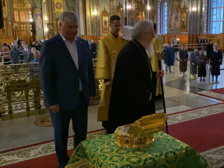 Губернатор Воронежской области начал воскресенье с богоугодного дела