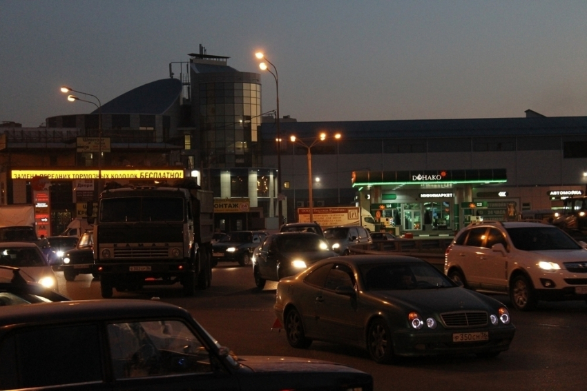 В Воронеже на Антонова-Овсеенко столкнулись «Мерседес» и «Камаз»