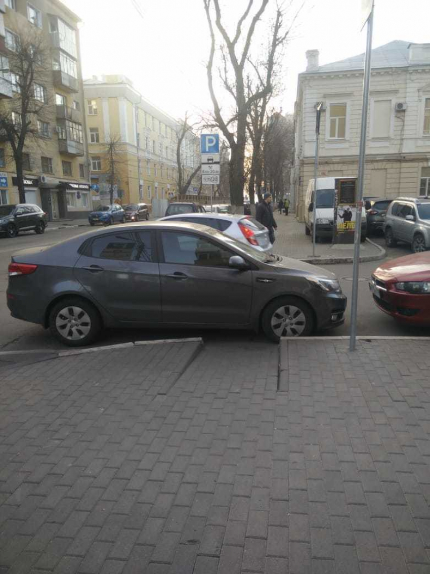 Ежедневное унижение пешеходов показали на фото с KIA в Воронеже