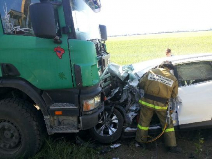 Большегруз и кроссовер столкнулись на воронежской трассе 