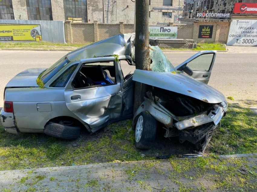 Машина «обняла» дерево: жуткие кадры ДТП показали в Воронеже 