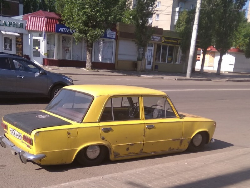 Сверхзаниженный ВАЗ заметили на парковке в Воронеже