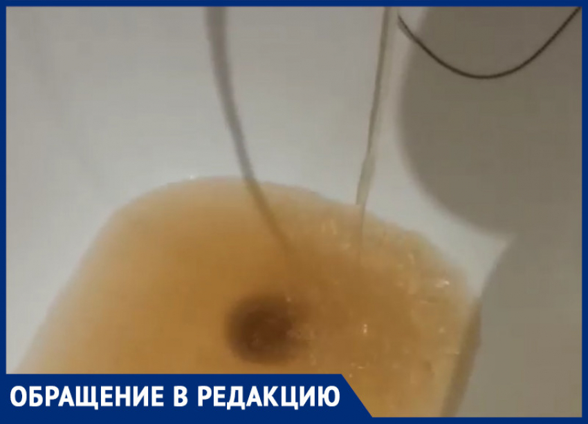 Желто-коричневая вода внезапно полилась из крана воронежца