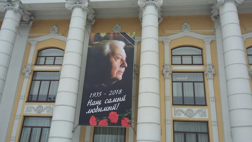 В память об Олеге Табакове воронежский кинотеатр вывесил огромный баннер