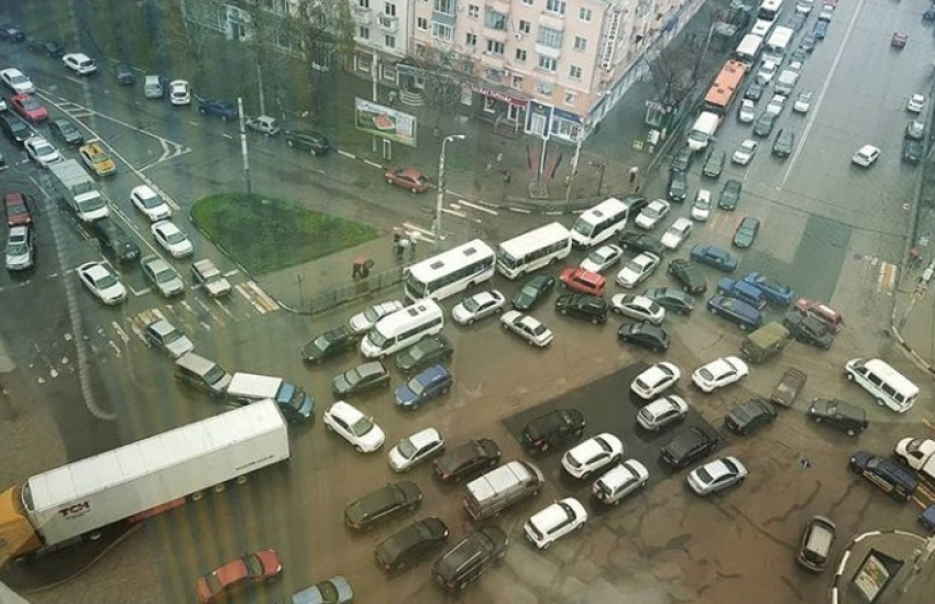 Культуру вождения в Воронеже сняли с высоты 20 этажа 