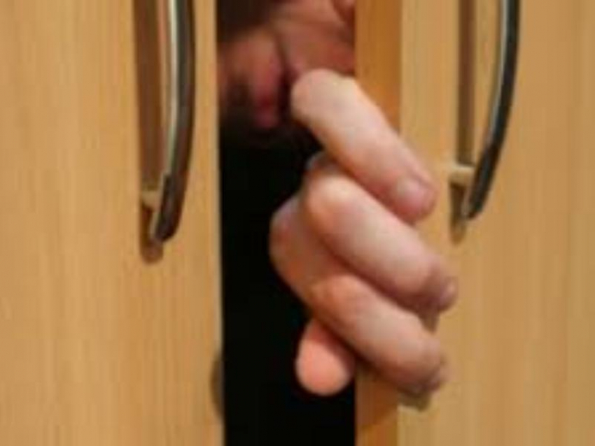 Рецидивист спрятался от полицейских в шкафу у друга в Воронеже