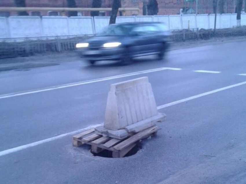 Ловушку для невнимательных автомобилистов оставили в Воронеже