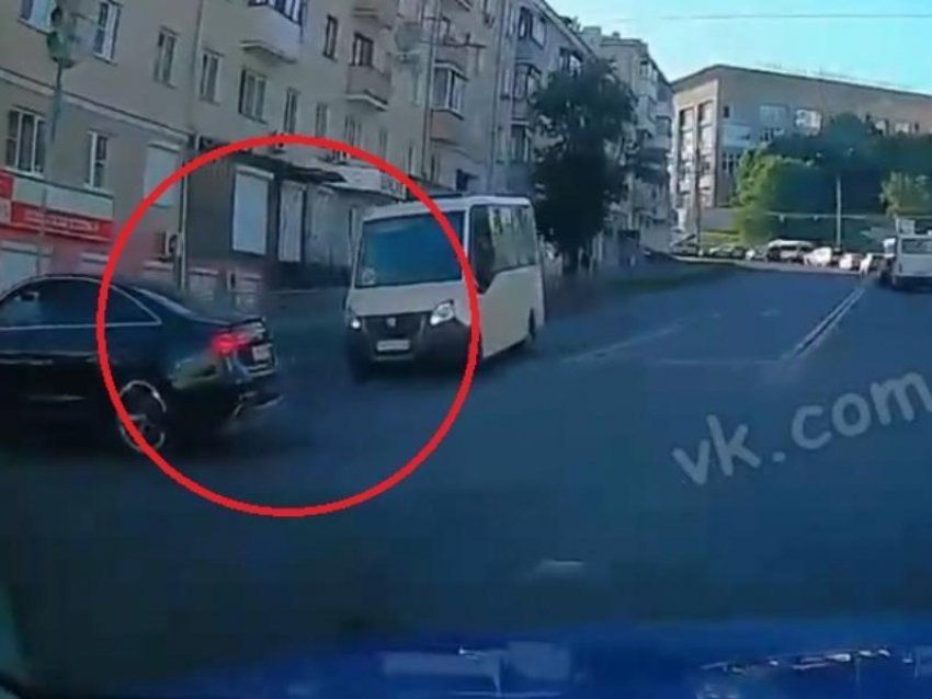 Московского лихача на модной Audi уничтожила маршрутка в Воронеже