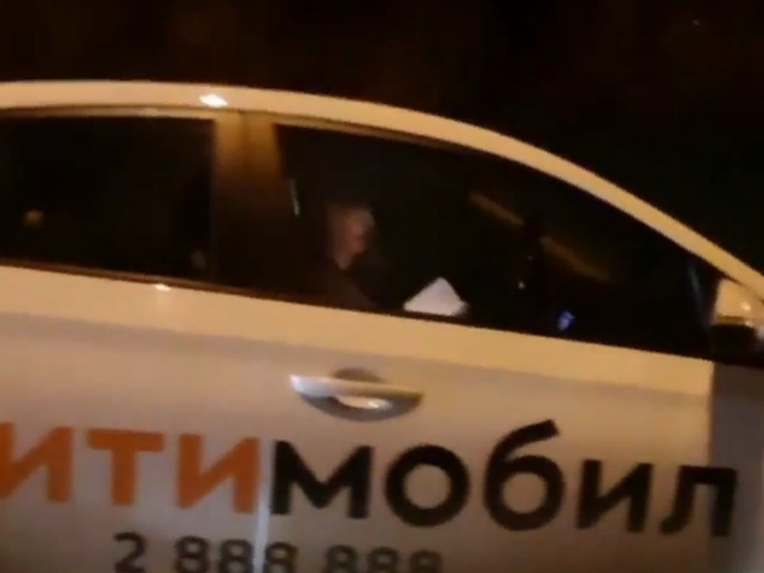 Блондинку с книгой за рулем такси показали на видео в Воронеже