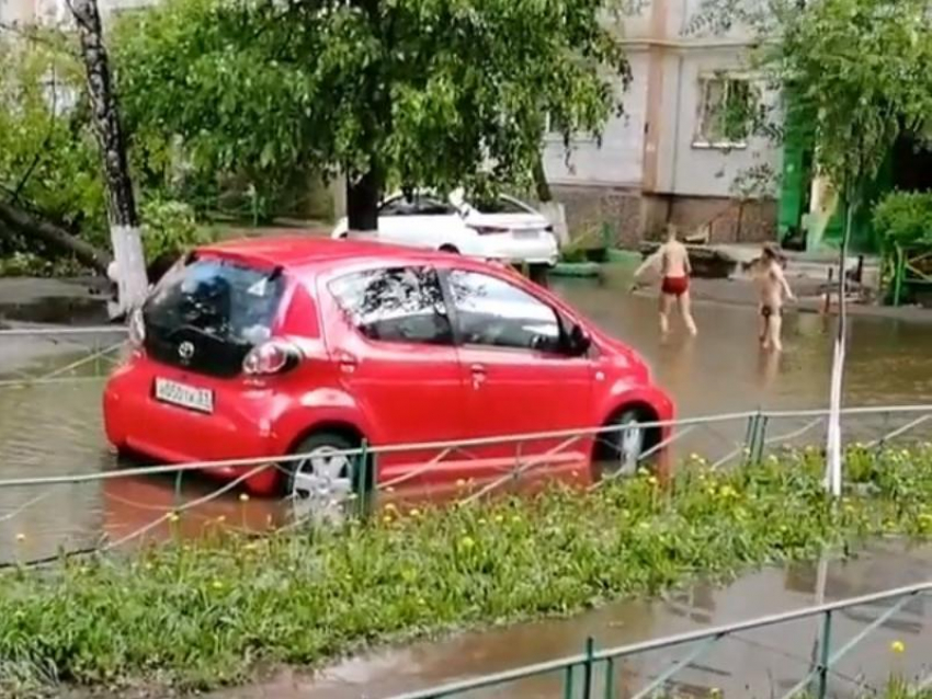 Гигантскую лужу превратили в уличный бассейн в Воронеже