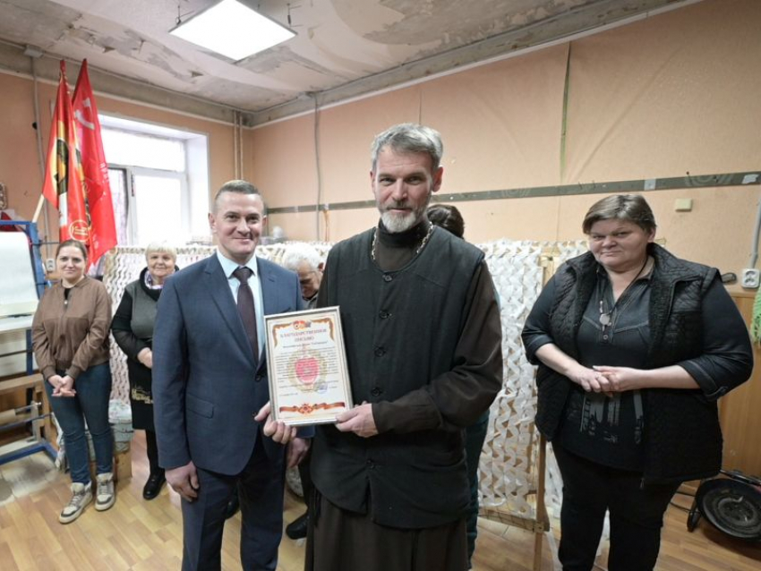 Благодарственные письма волонтерам передал участник проекта «Герои земли Воронежской»