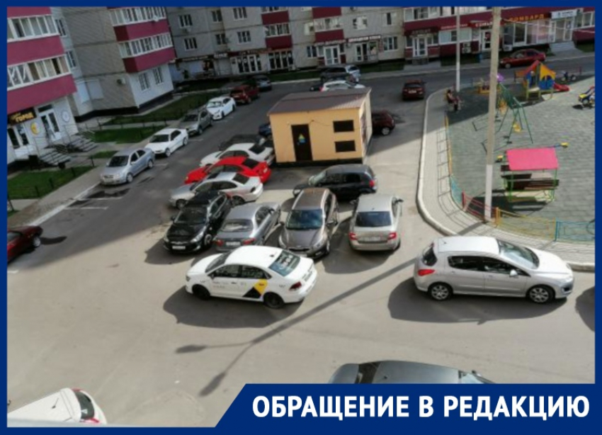 На блокирующую парковку водителя такси пожаловалась автомобилистка в Воронеже