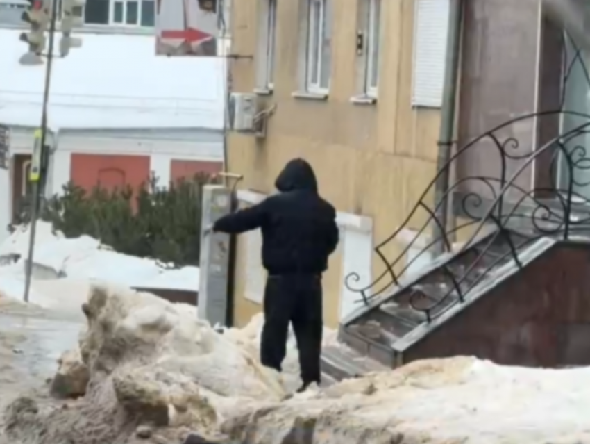 «Только на пятой точке скатываться»: Воронеж превратился в каток после легкого потепления 