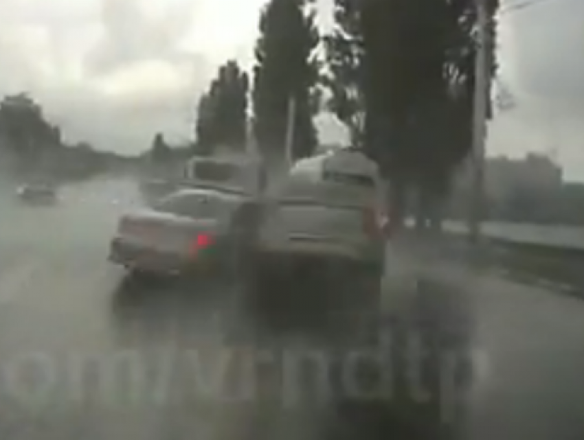 Момент столкновения купе BMW 6 и Renault на мосту в Воронеже попал на видео