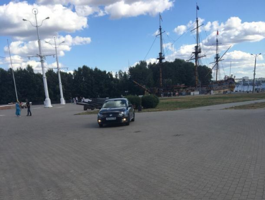 Парковка туристов на Адмиралтейской площади затмила всех воронежских автохамов