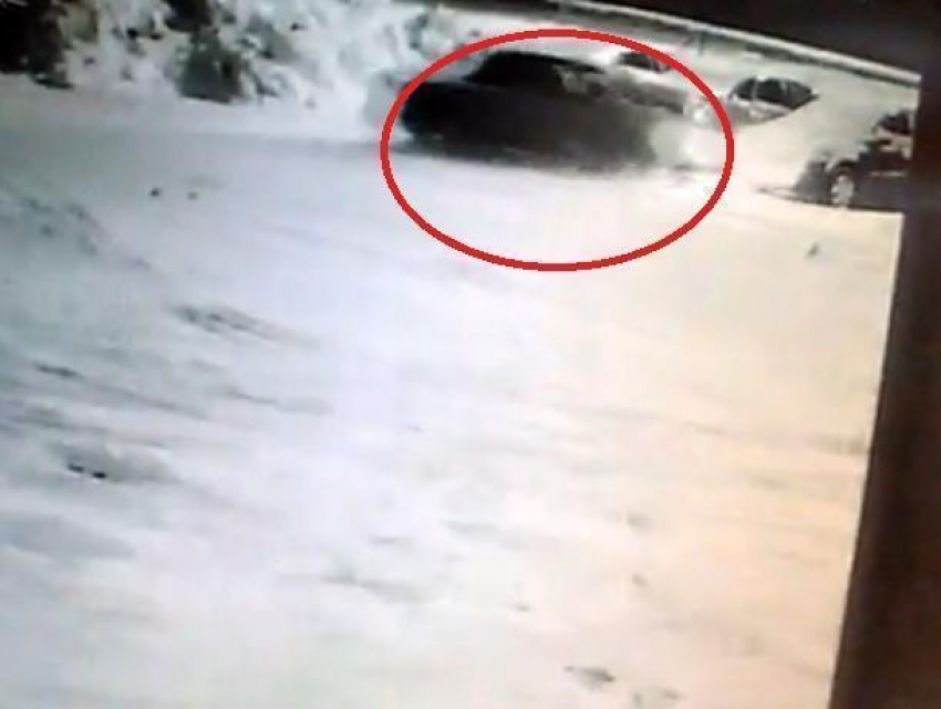 В Воронеже на видео попало, как дрифтер на ВАЗе протаранил машину на парковке