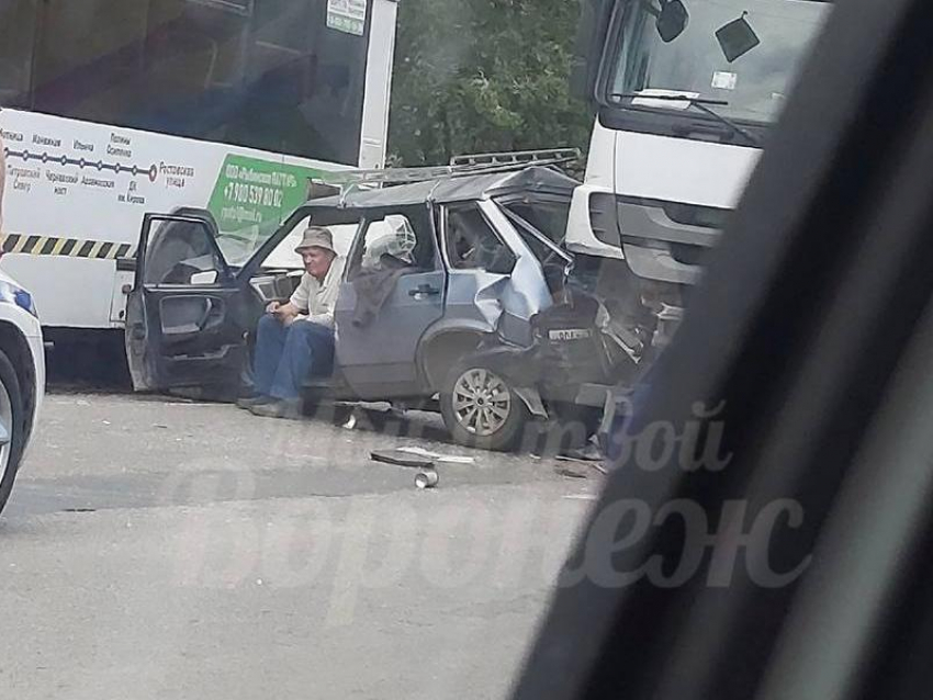 Легковушку зажало между автобусом и грузовиком в Воронеже