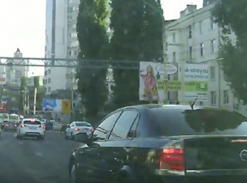 Водитель Opel устроил разборки на дороге в Воронеже 