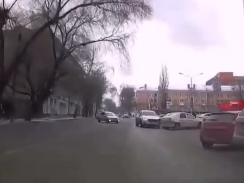 Смертельно опасное вихляние по воронежской дороге попало на видео  