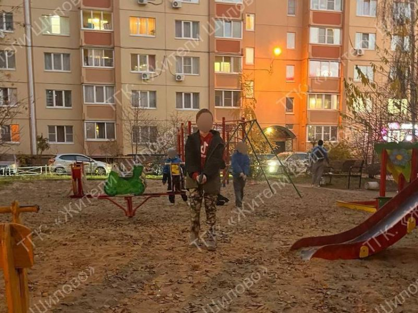 TikTok-гангстеры вышли во двор: Воронежские дети устроили боевик на площадке