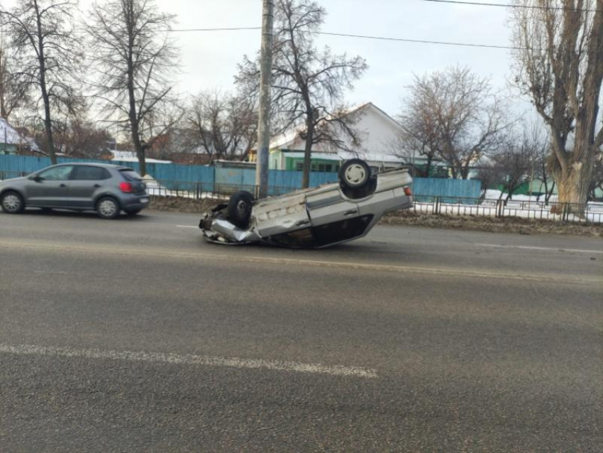 Опубликовано фото утреннего ДТП с опрокинутой машиной в Воронеже 