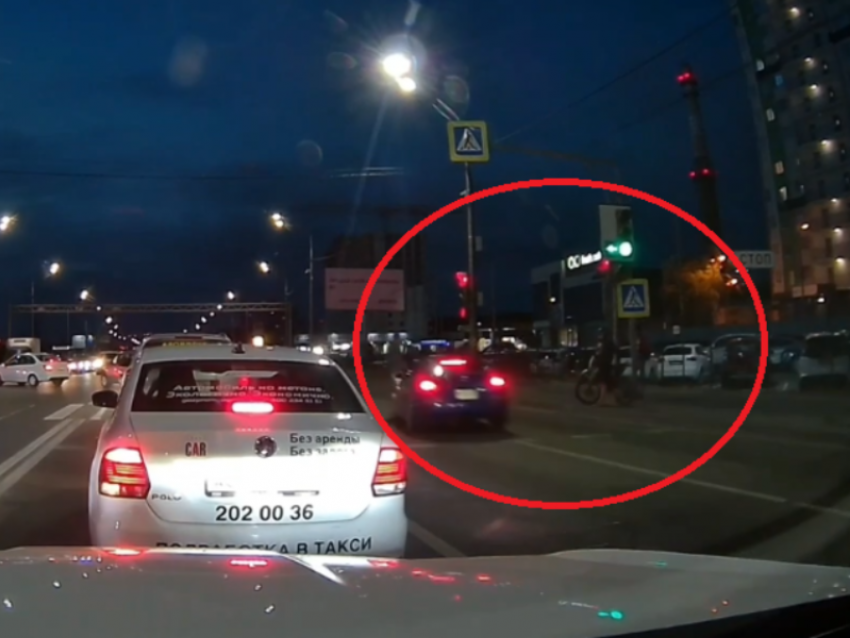 Момент смертельного ДТП с пешеходом попал на видео в Воронеже 