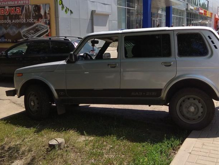 Воронежец на «Ниве» лихо решил проблему парковки в стиле 4x4
