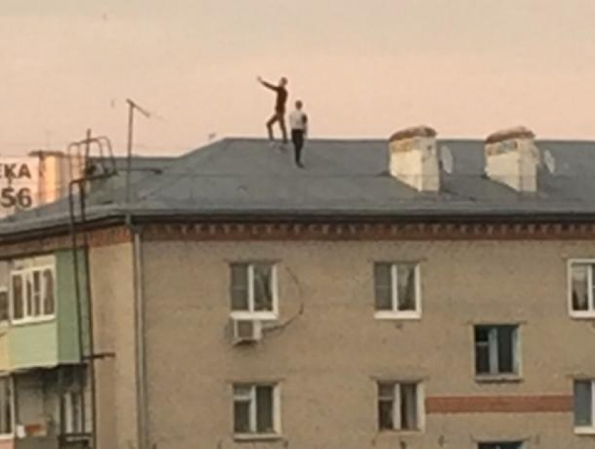 Подростков застали за опасным селфи на крыше многоэтажки под Воронежем