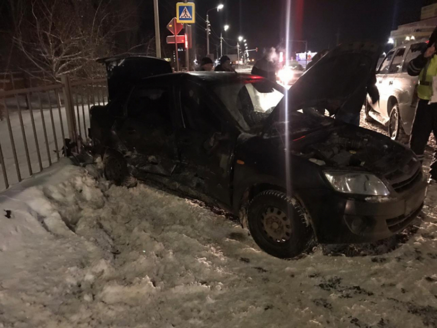 Пьяный водитель Cadillac уничтожил Lada  в ДТП на воронежской дороге 