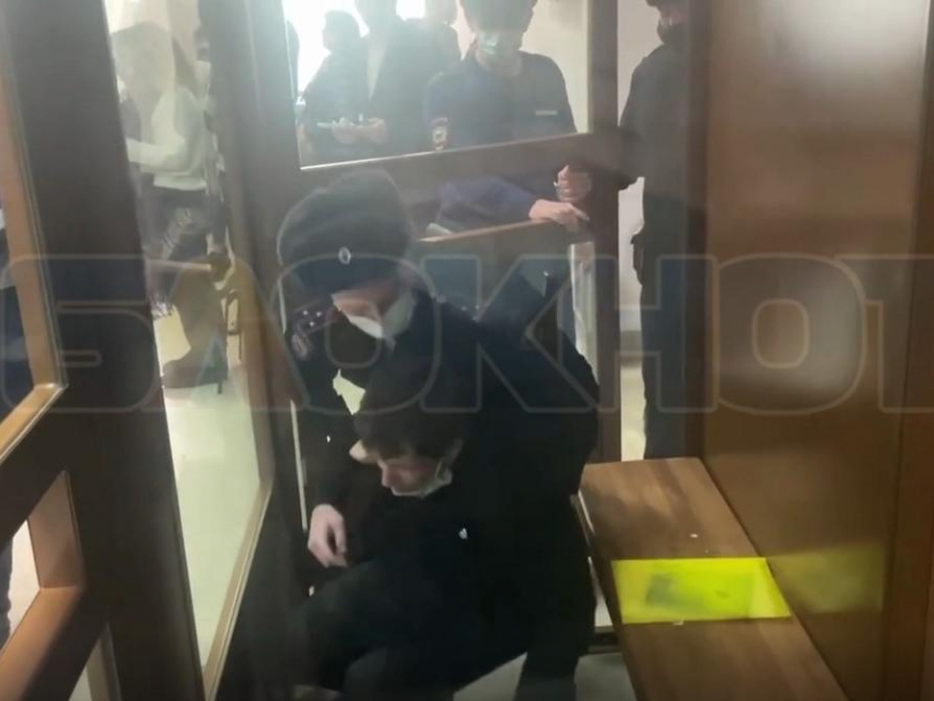 Убийца учительницы Артем Селютин потерял сознание во время оглашения приговора в Воронеже
