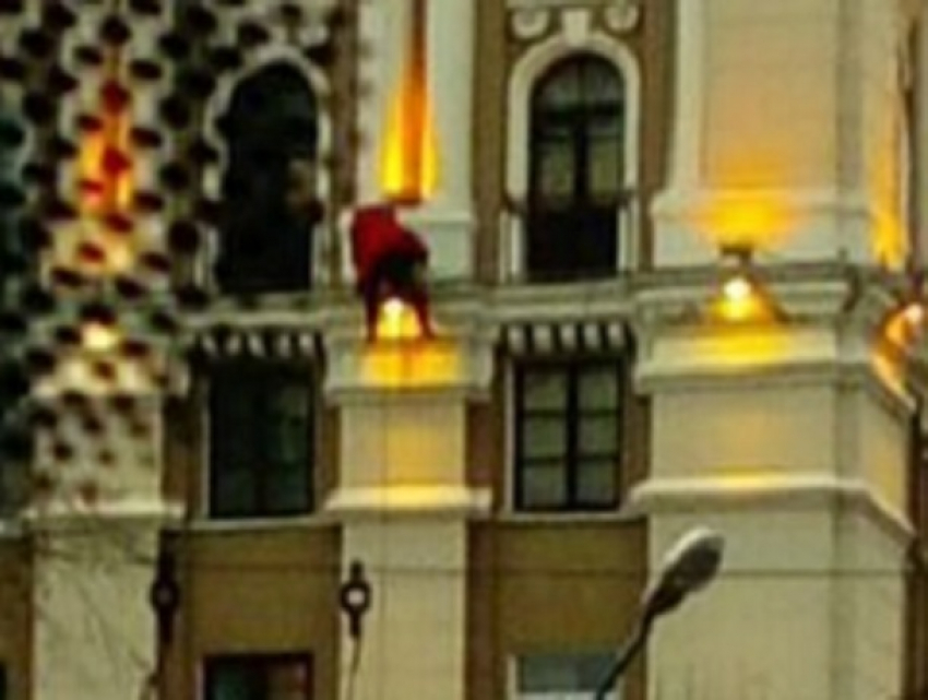 Воронежец сфотографировал, как Санта-Клаус лезет в окно высотки 
