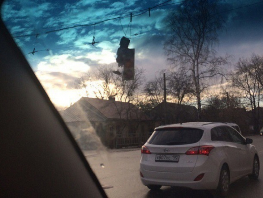 Повисший на проводах в Северном микрорайоне Воронежа светофор угрожает автомобилям  